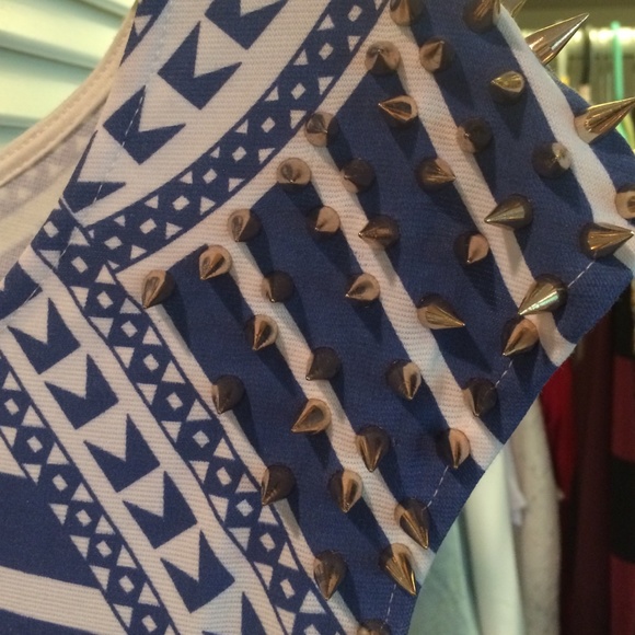 Blue and white dress with spiked shoulders - Picture 3 of 8